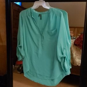 Blouse with long sleeves that button